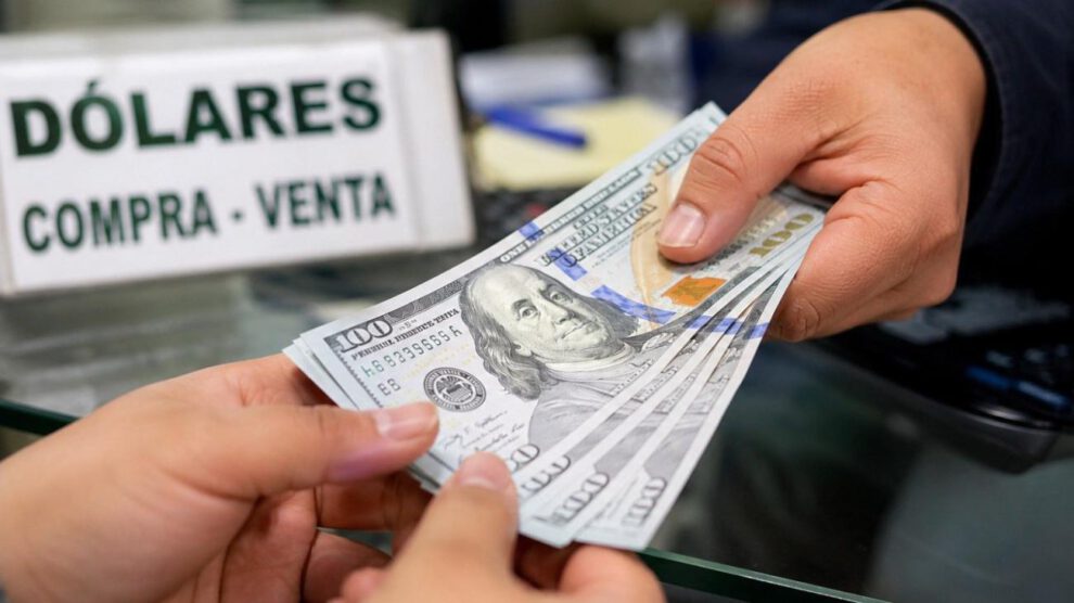 Dólar en Bolivia: Cotización oficial a la baja mientras persiste la escasez en el mercado paralelo
