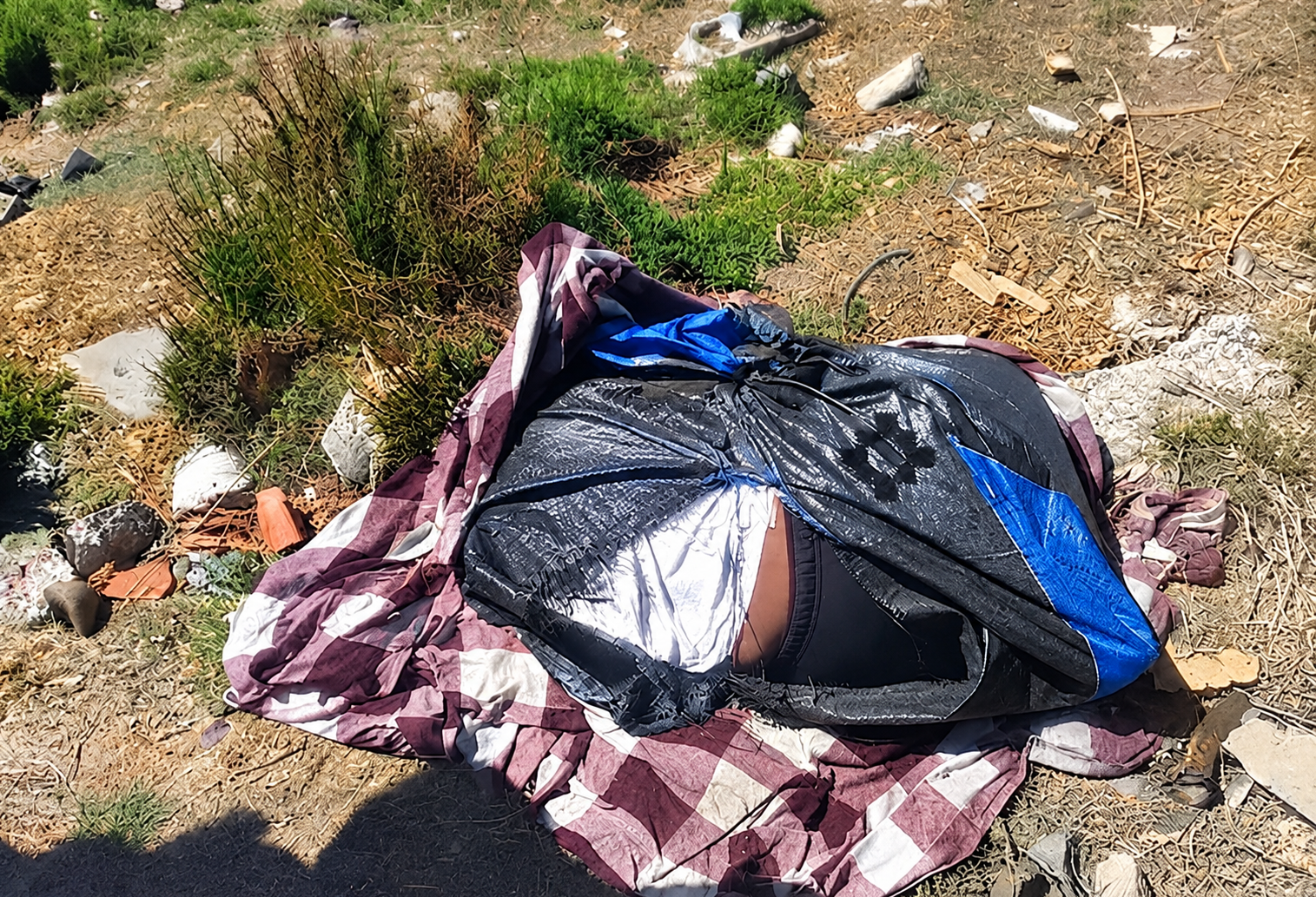 Conmoción en El Alto: Hallan cuerpo de mujer envuelto en frazadas cerca del aeropuerto